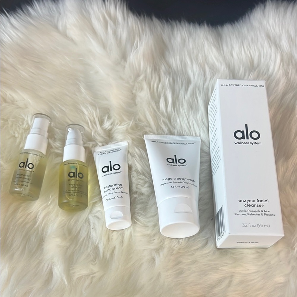 ALO Yoga Skincare Set - White and Gold ideal for gif